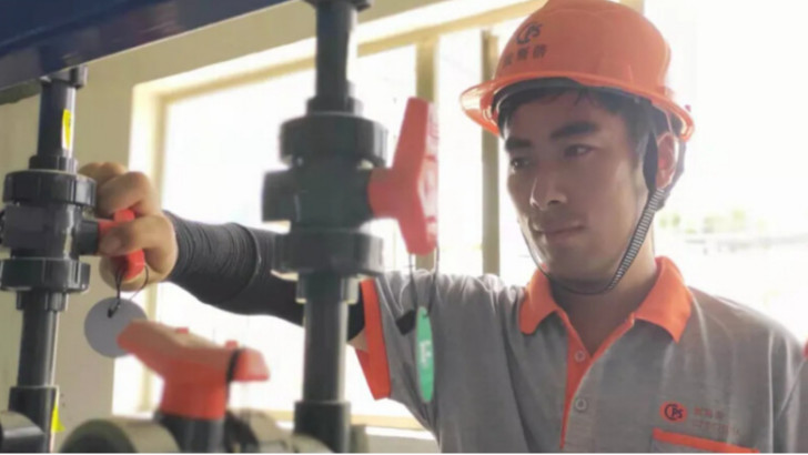 高溫下的環(huán)保人，天氣很熱，你們卻很美