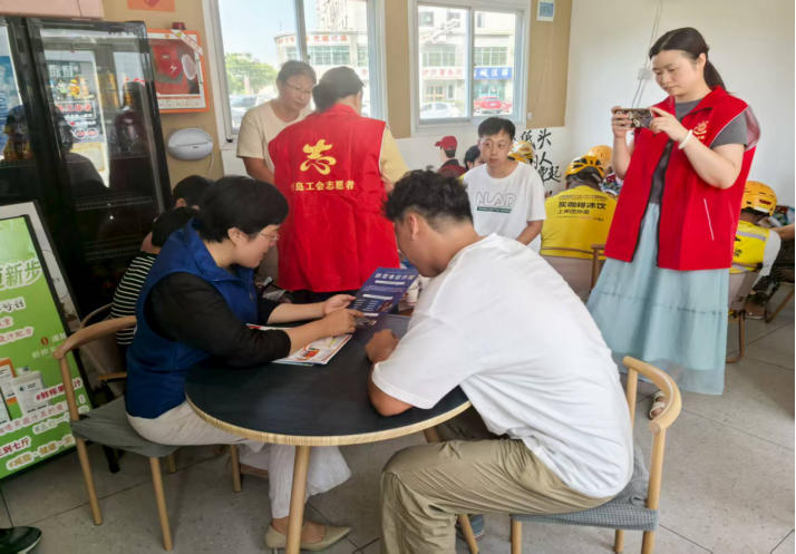 中啟廣場工會驛站法律援助活動暖心服務獲戶外勞動者點贊